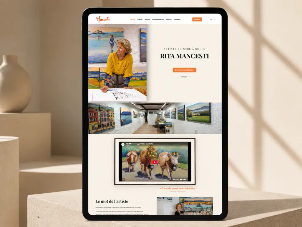 Site WordPress bilingue de Rita Mancesti affiché sur une tablette, avec son portrait, sa galerie et ses œuvres d’art